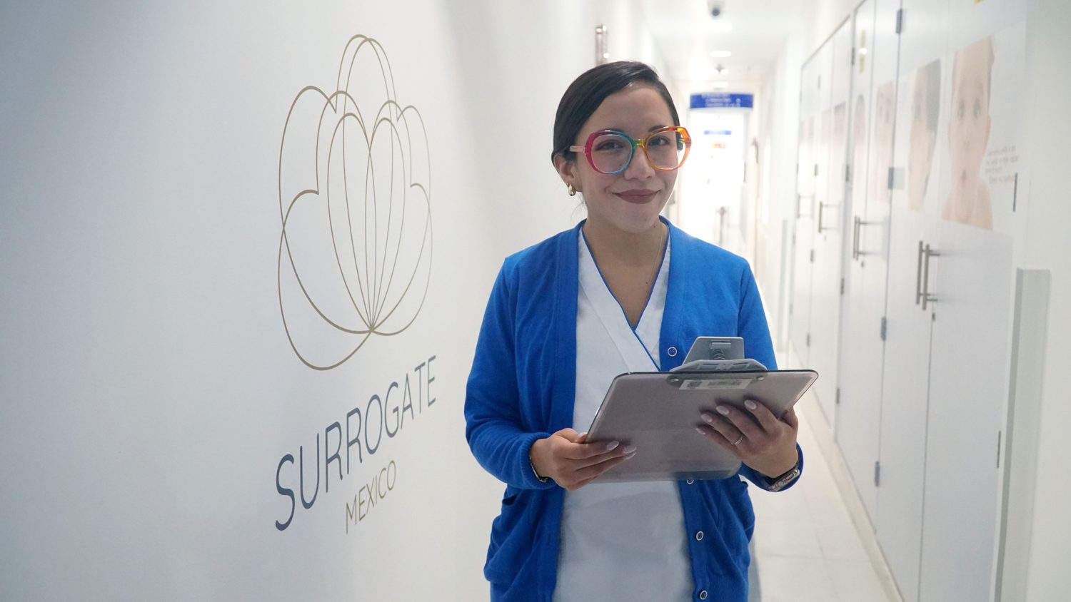 Asesora mostrando ultrasonidos a una gestante en Surrogate Mexico